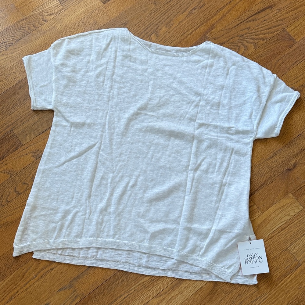 Daily Fashion Women's Cream Sweater, size large. Fits more like XL
